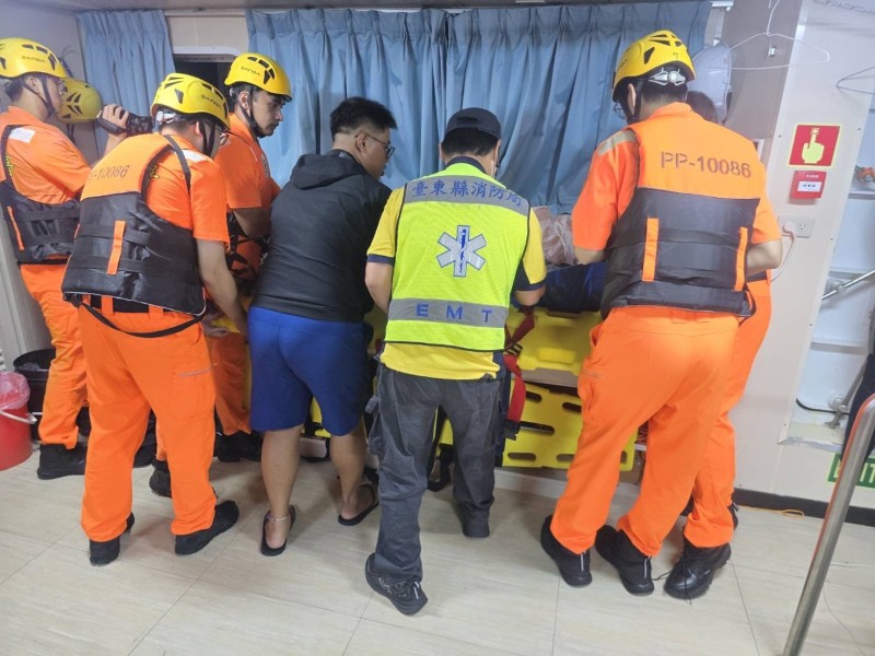 遊客綠島骨折 海巡深夜火速後送就醫