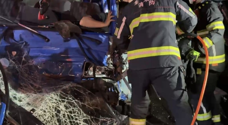 正氣北路自小貨自撞路邊拖吊車