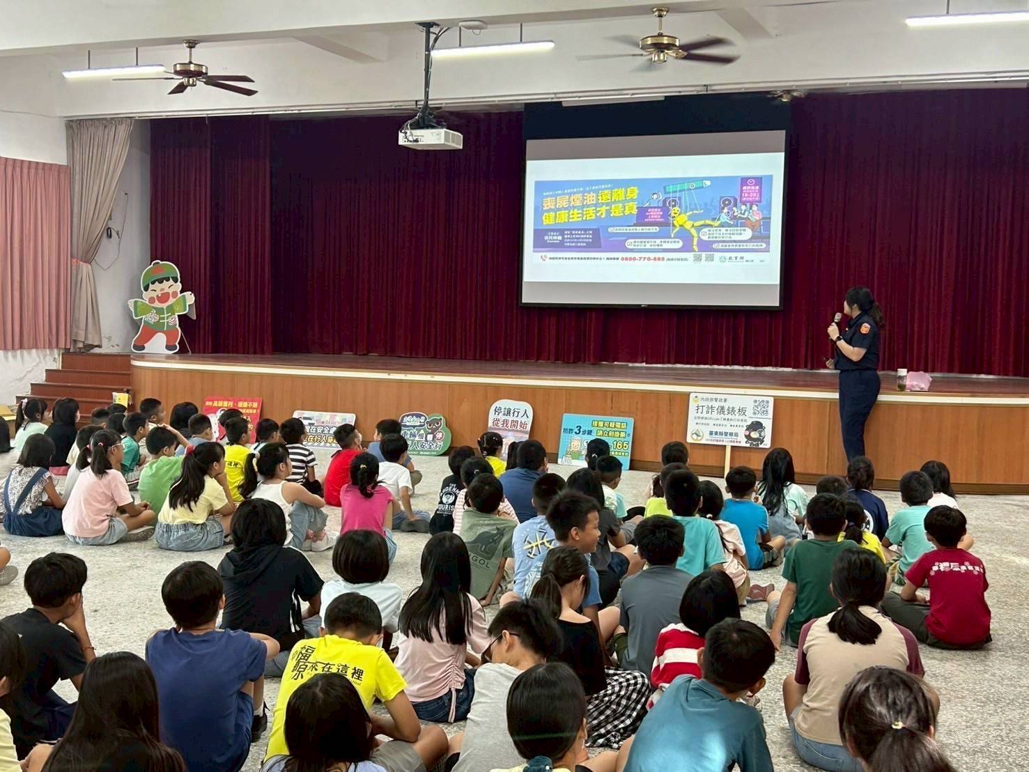 池上警所長入校園用漫畫簡報 宣講交通安全月、反毒、反詐騙及反霸凌