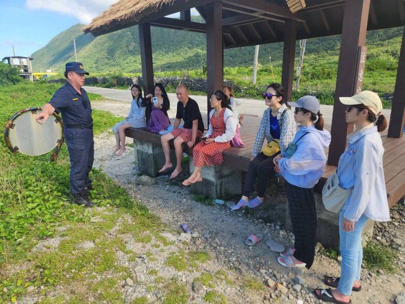 蘭嶼警善用人潮熱點 宣導識詐與交通安全