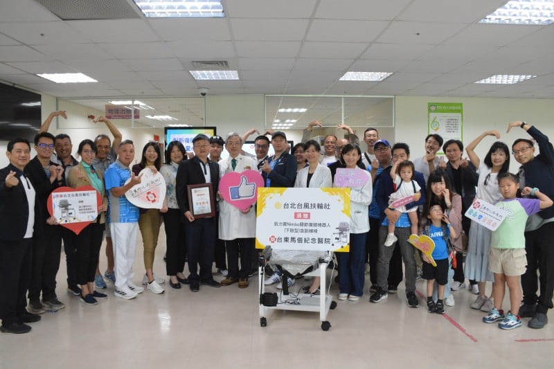 台風扶輪社贈復健機器人給台東馬偕
