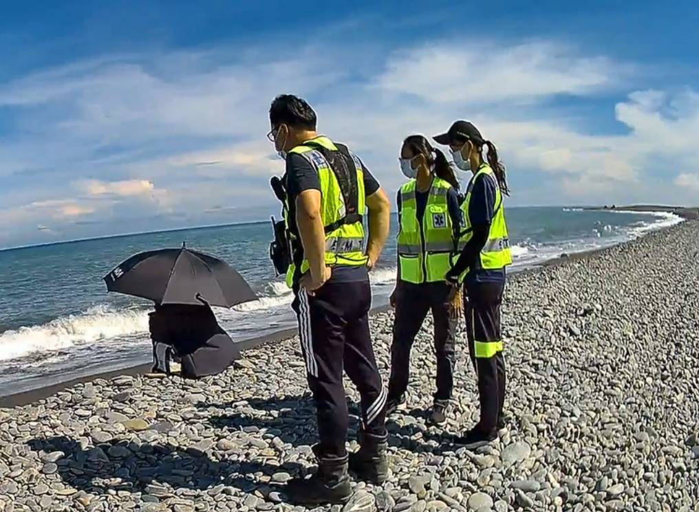 珍愛生命不孤單 ! 金崙海岸女疑想輕生 大武暖警悉心陪伴成功勸阻