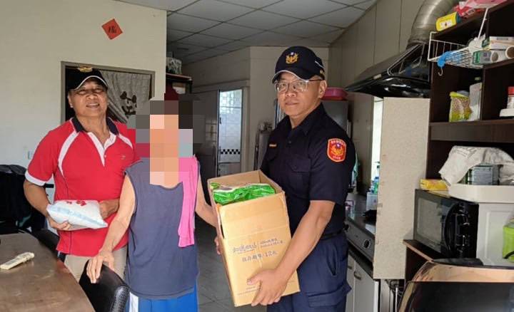 關懷弱勢不間斷 利嘉警攜手村長及地方愛心人士送物資