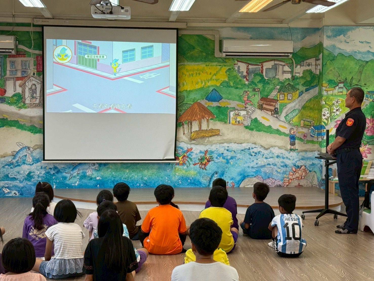 成功警入校園用漫畫簡報 宣講交通安全月 反詐騙反毒及反霸凌