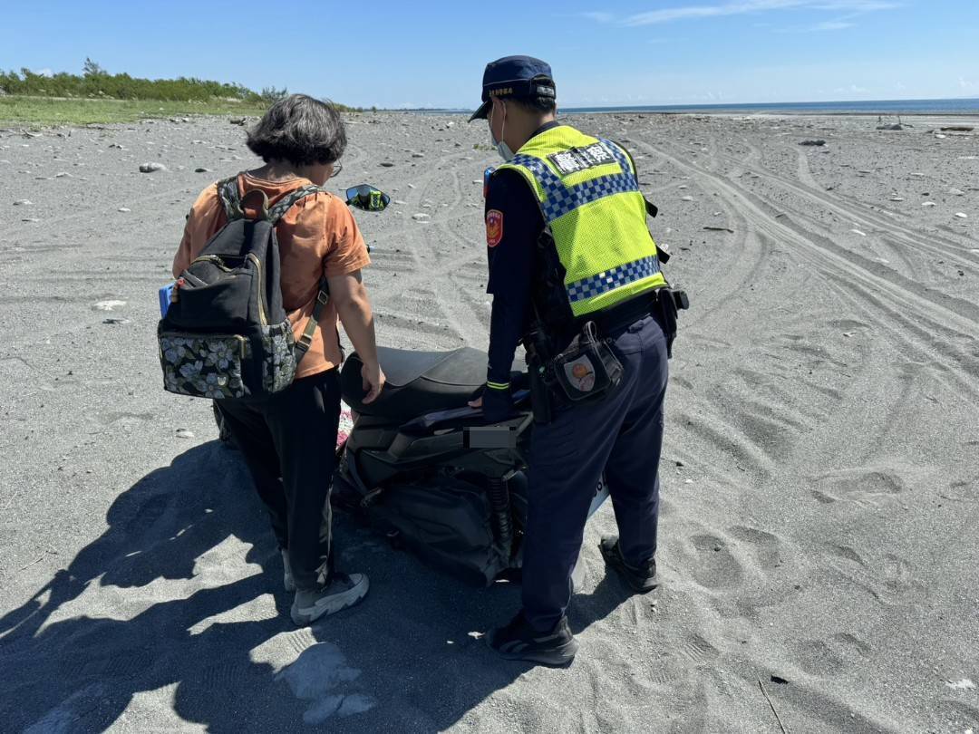 迷人海景藏驚險 女子不慎困沙灘 大武警貼心助脫困