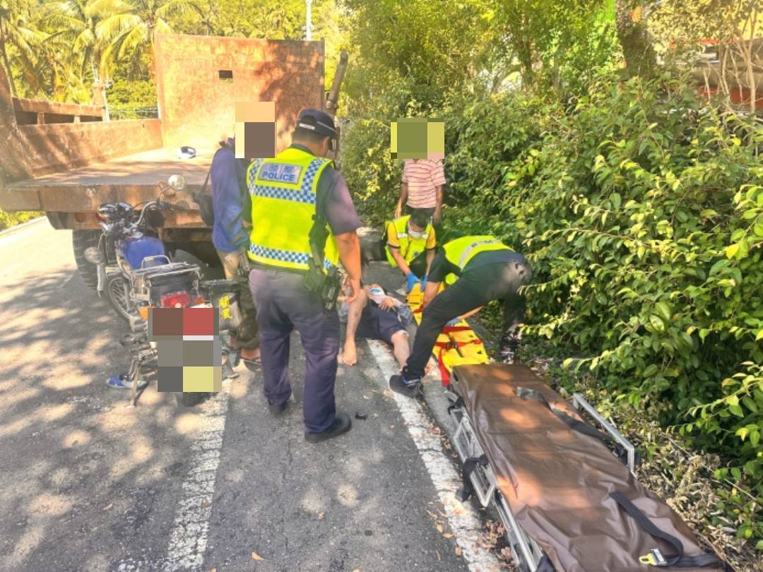 老翁不慎撞車倒地 大武警火速馳援救護傷患