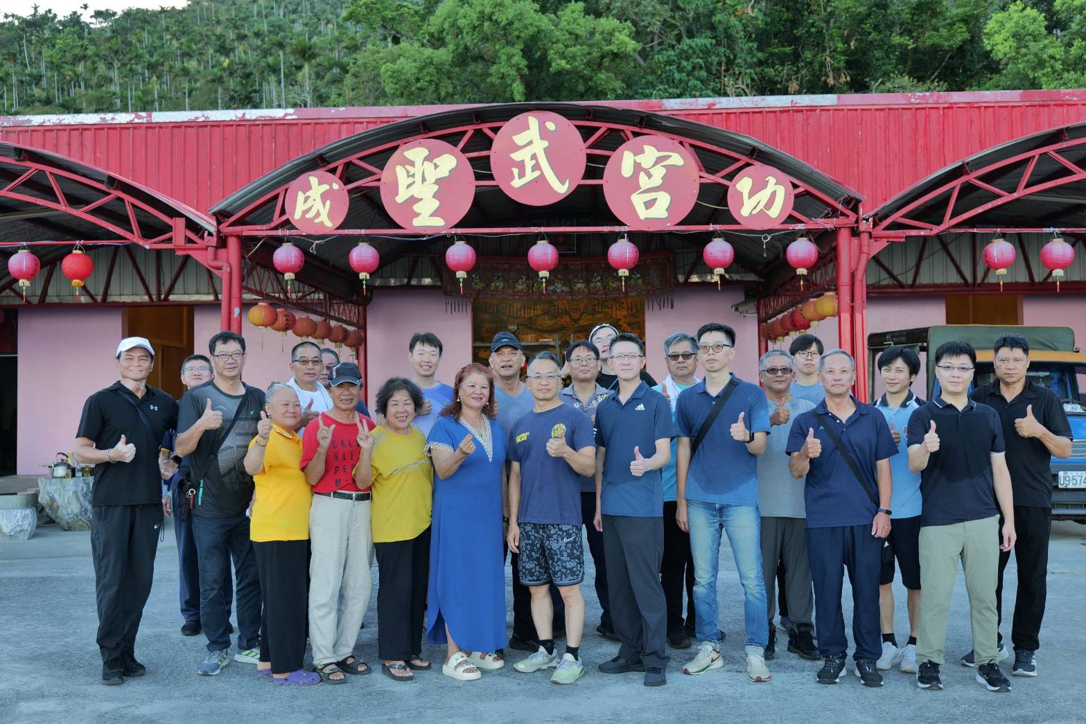 成功警分局規劃健行活動，分局長率隊登山參拜，展現團隊凝聚力與守護地方的決心