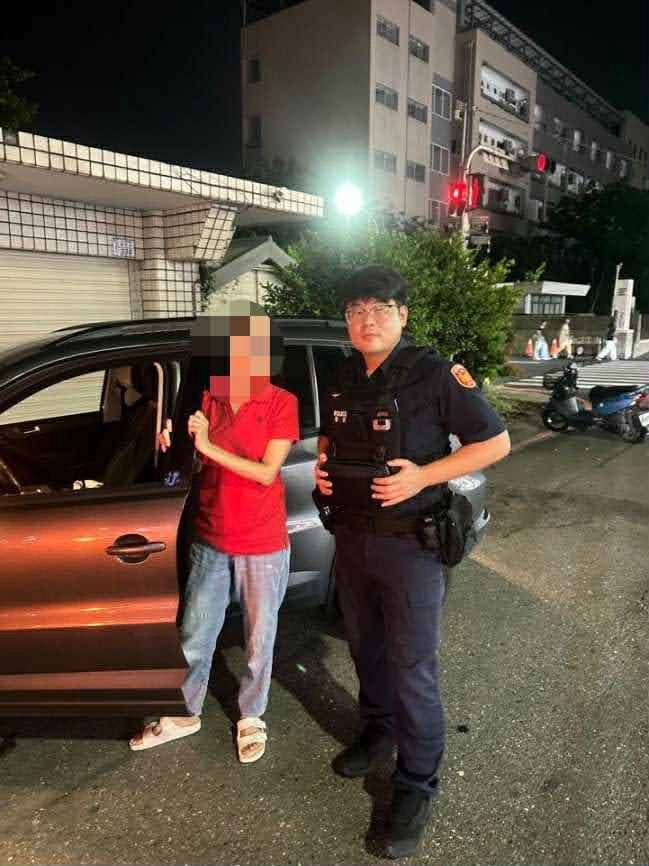 路中熄火困車潮，東警救援助脫困!