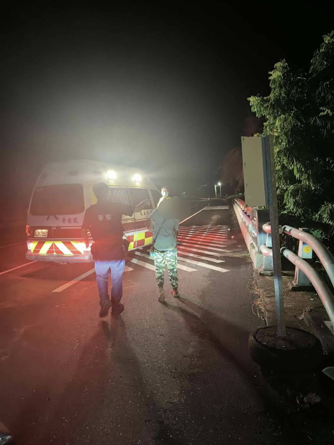 成功警察分局警夜巡遇路倒 愛心攙扶守護民眾平安