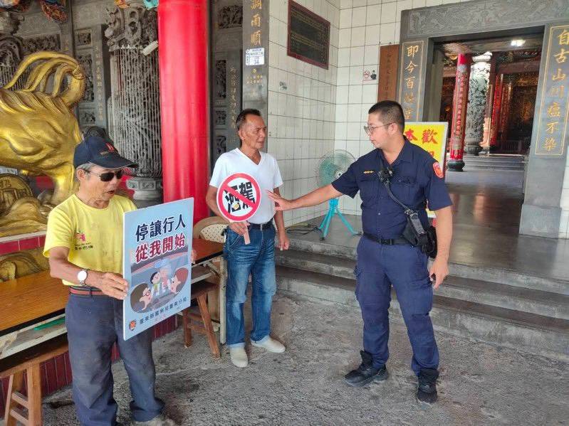知本警前進廟宇 宣導交安及防詐不打烊
