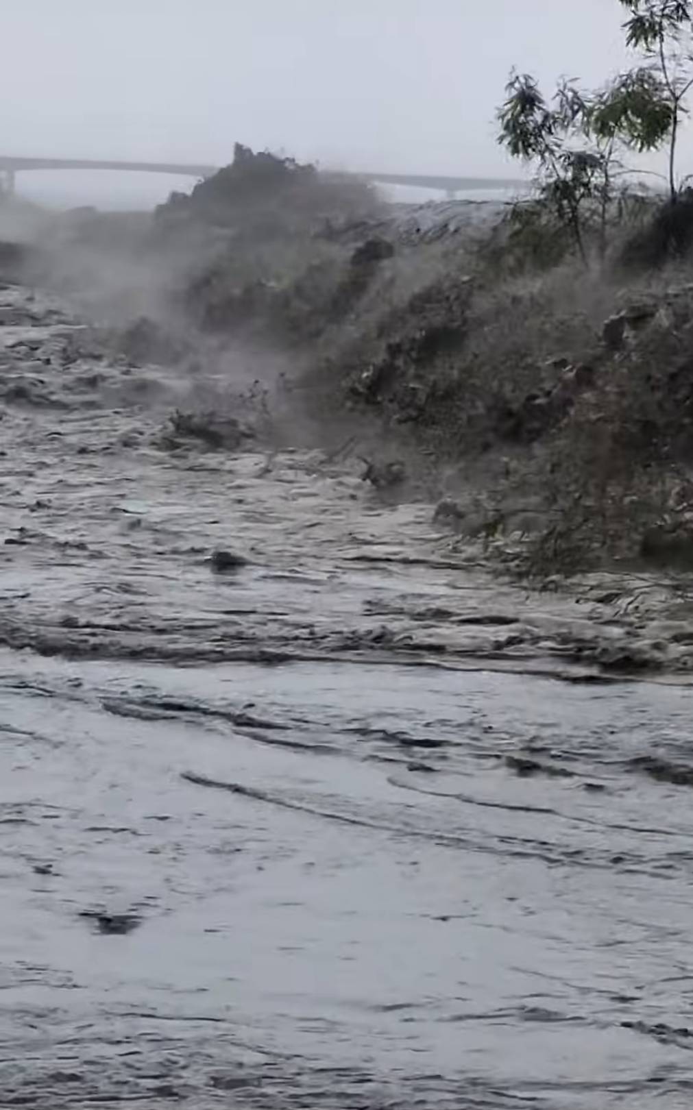 金崙溪水暴漲 水漫河堤  村長陳志偉提醒勿靠近河堤防汛道路