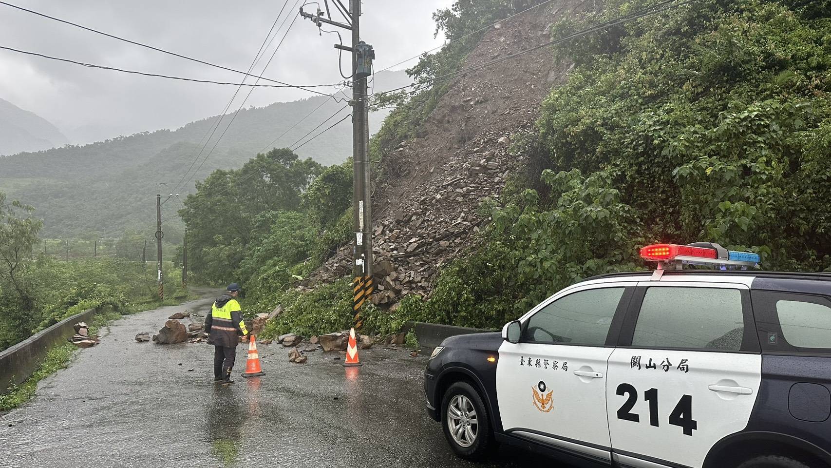 海端警風雨中守護民眾行的安全 廣原村大龍橋產業道路「邊坡落石」即時管制