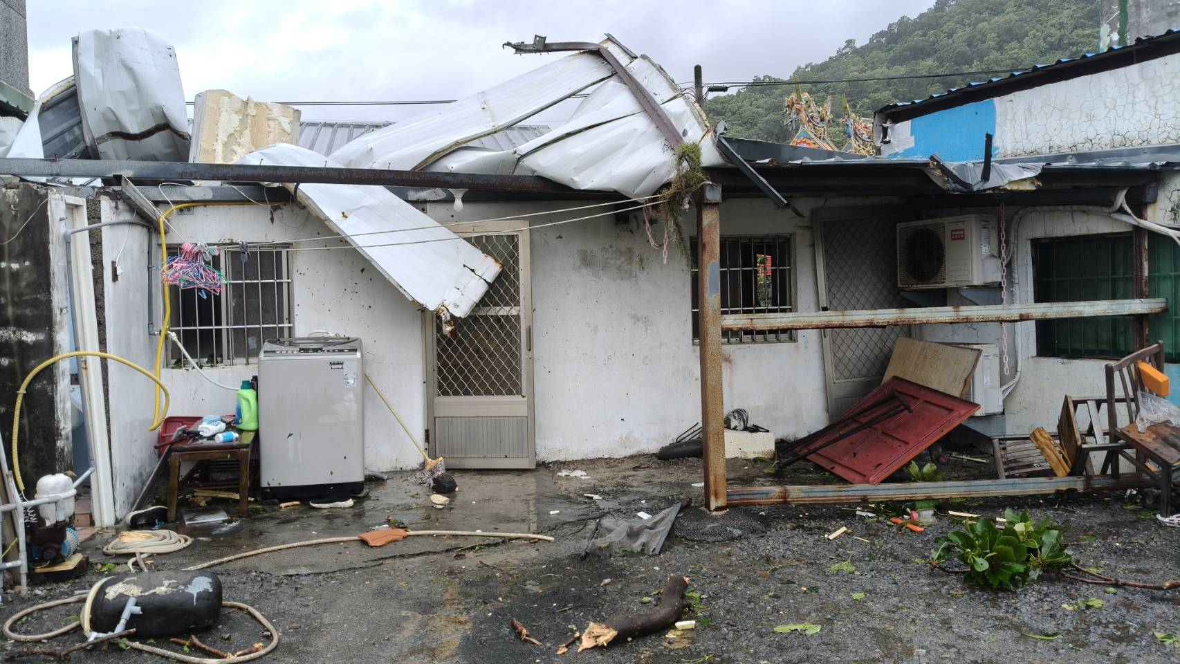 樺加沙臨別甩尾 台東達仁鄉安朔村凌晨疑似龍捲風襲擊　十多戶鐵皮屋受損