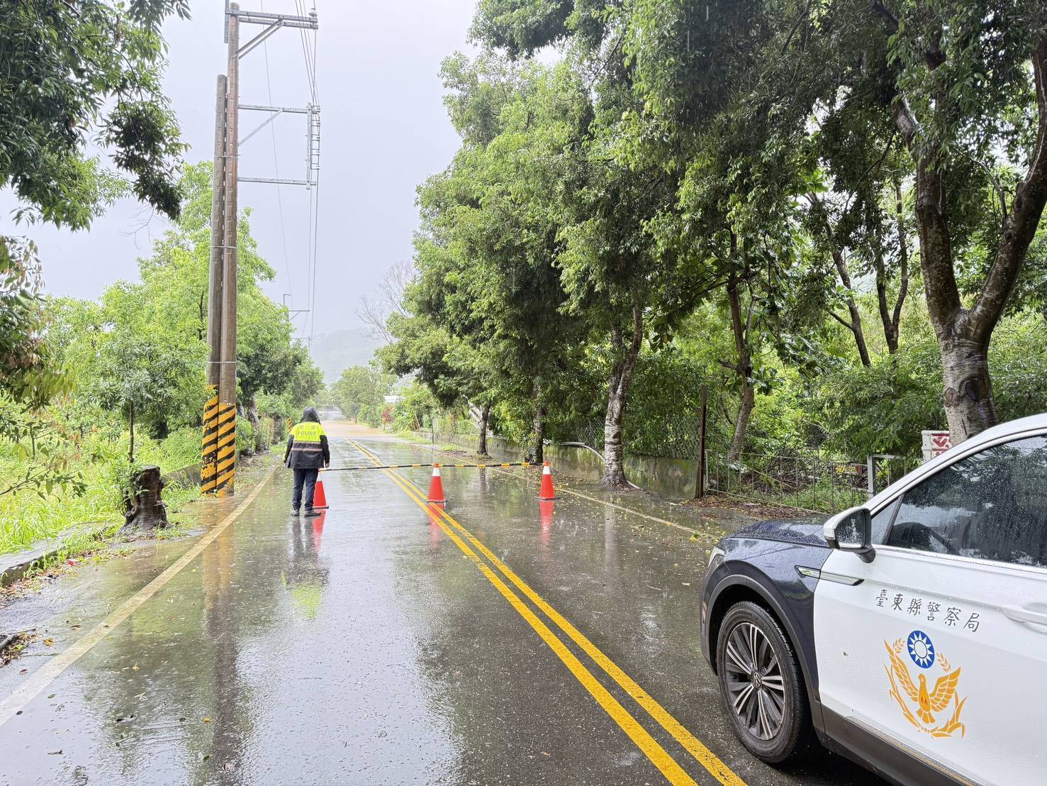 強颱樺加沙雨勢猛灌五十戶路嚴重積水 鹿野警冒雨擺放三角錐示警護交安