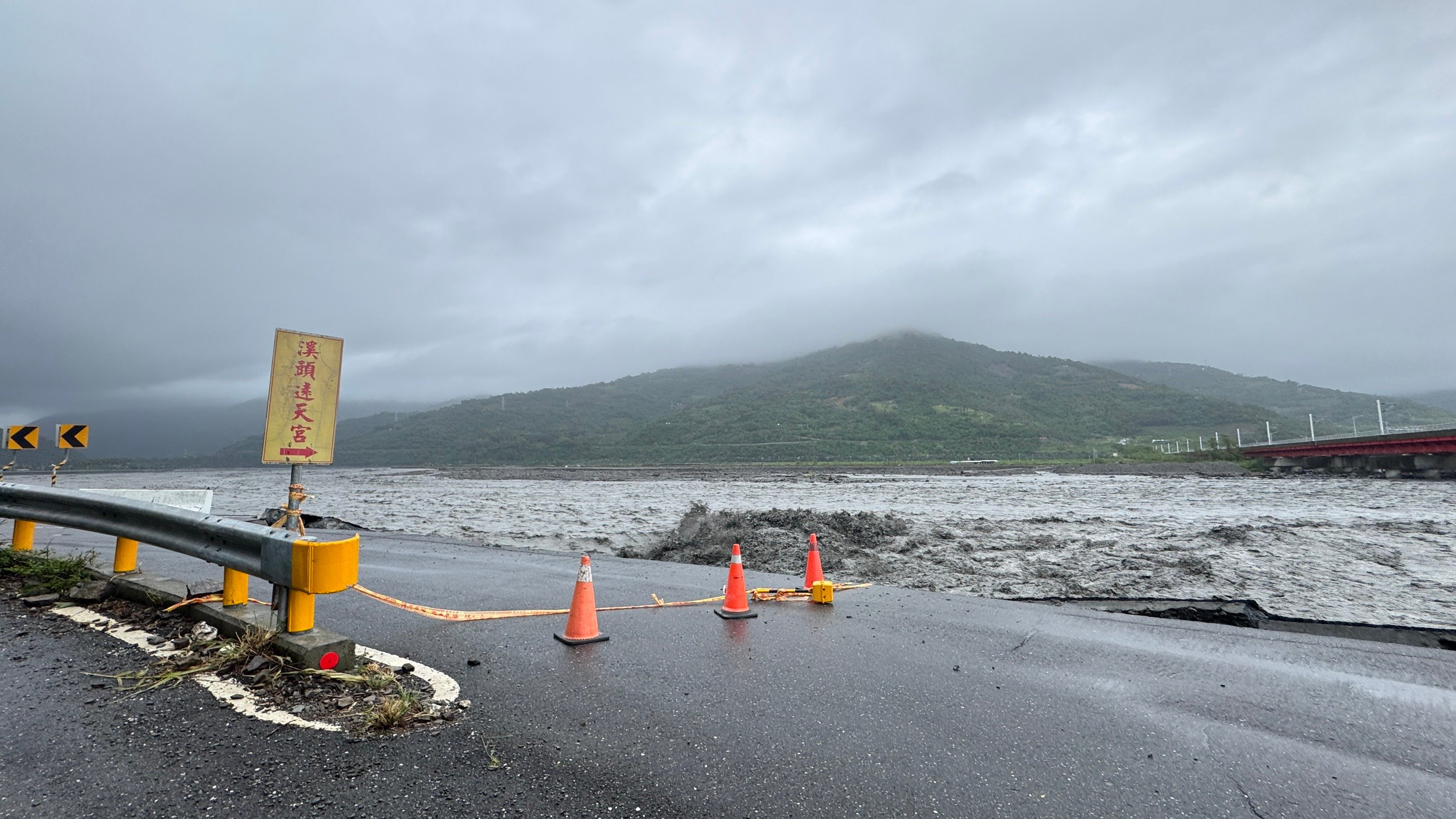 強颱帶來豪雨造成河川水位暴漲，縣長勘查太麻里溪關切防汛安全