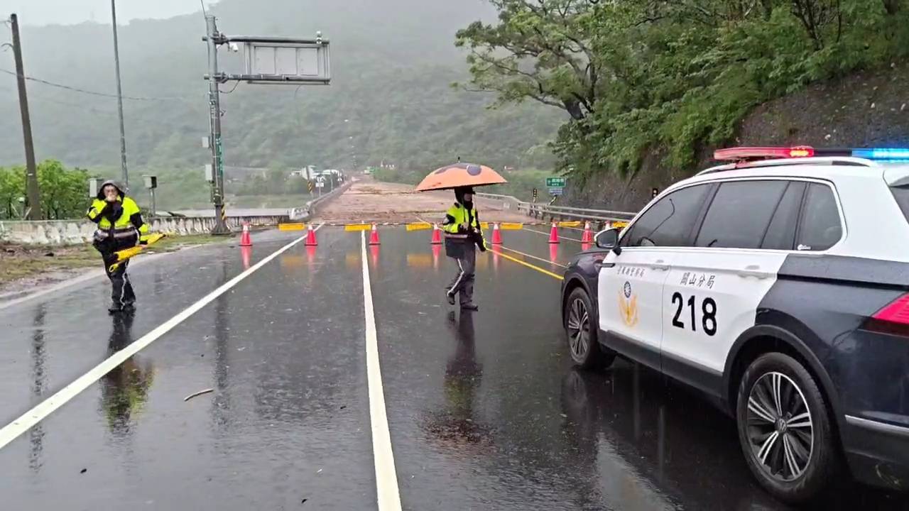 颱風豪雨土石流造成龍過脈段道路中斷 鹿野警雨中拉起封鎖線及三角錐示警守護行車安全