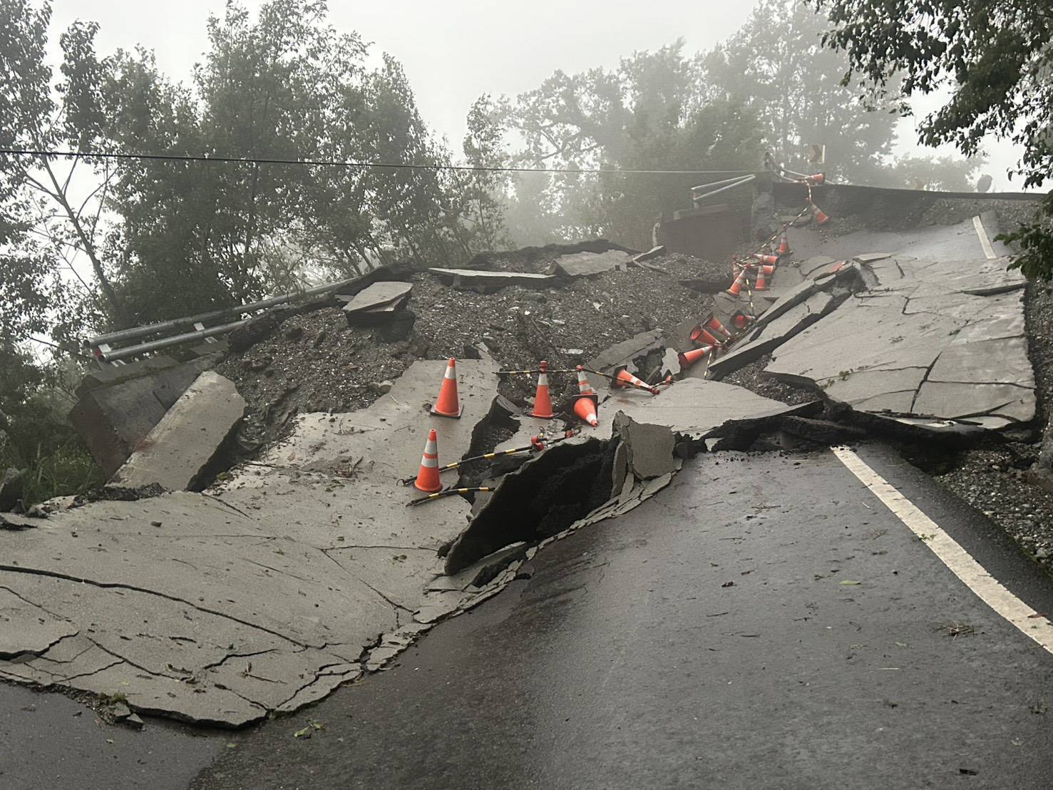 豪雨重創 南橫台20線多處坍方阻斷 封閉搶修至25日下午