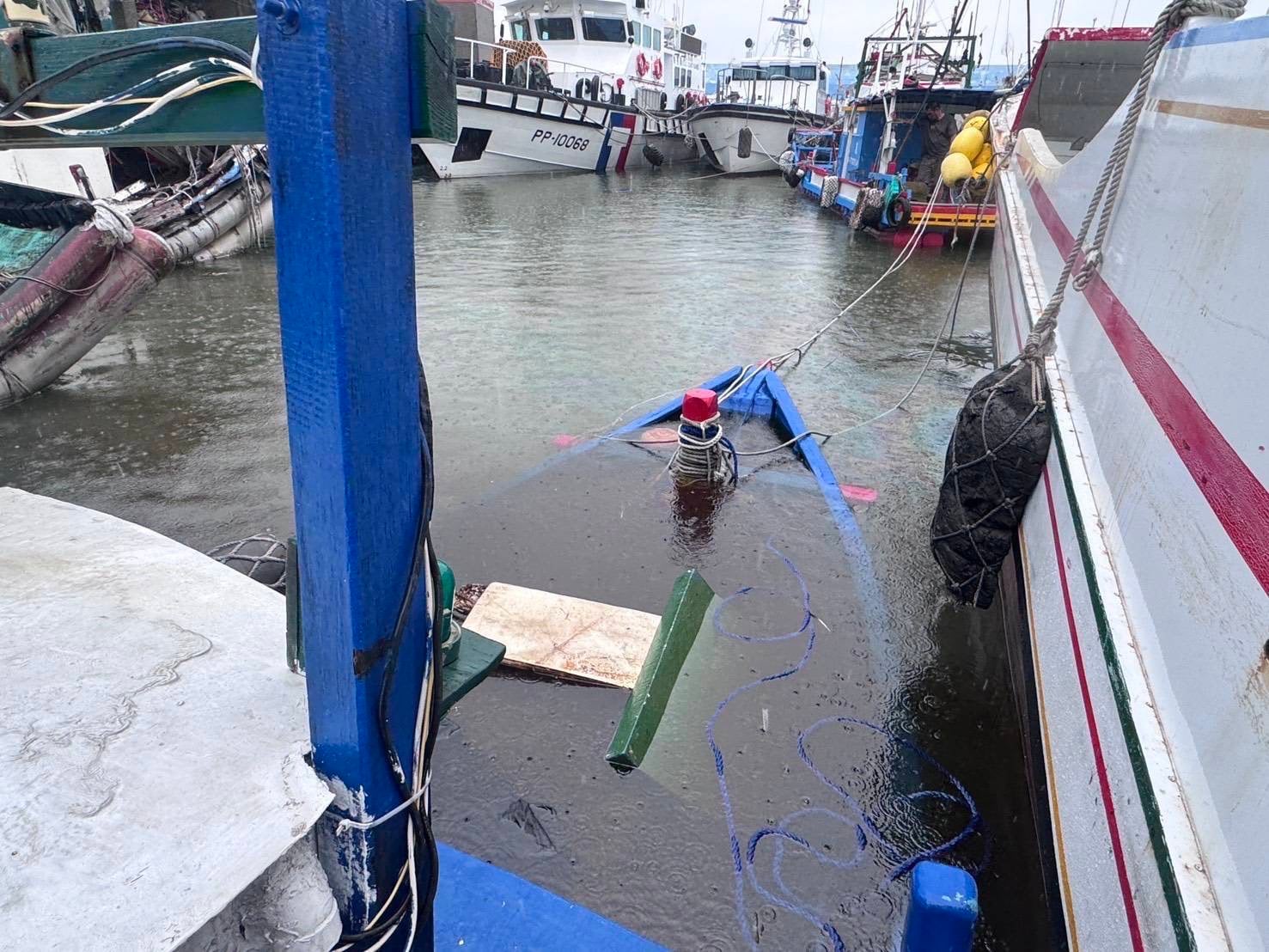 臺東富岡漁港漁船半沉漏油、海巡即時控制油污