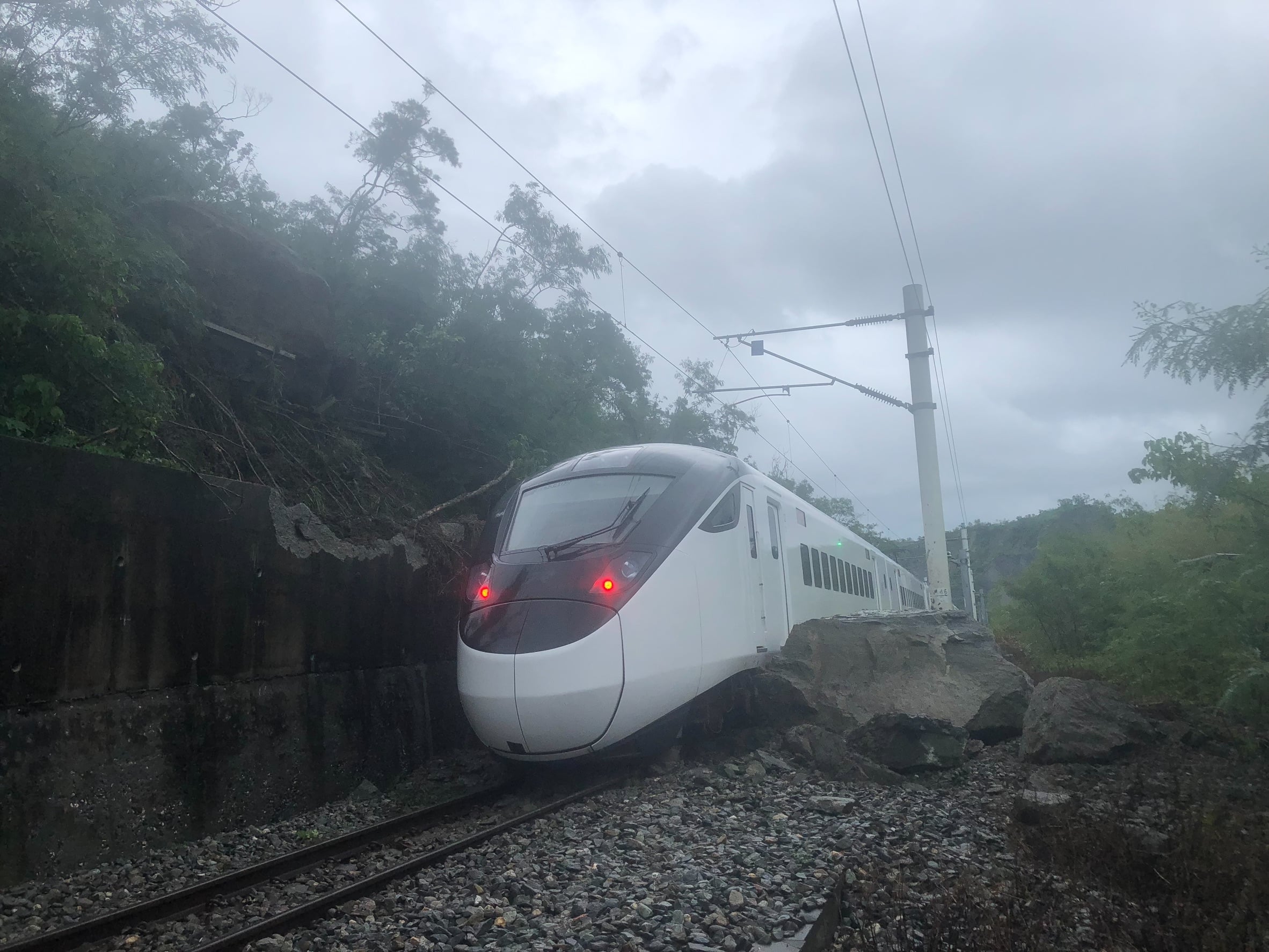 鹿野—山里間落石自強號出軌無人傷　部分列車停駛 台東-關山採公路接駁