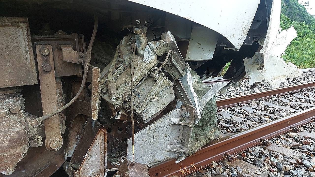 臺鐵列車423次「撞擊土堆出軌」山里=鹿野間路線暫時不通