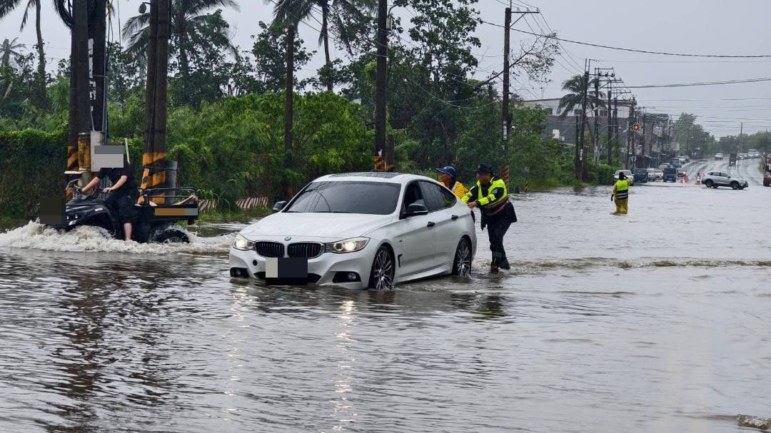 颱風天車輛泡水拋錨 大武警冒雨推車助脫困