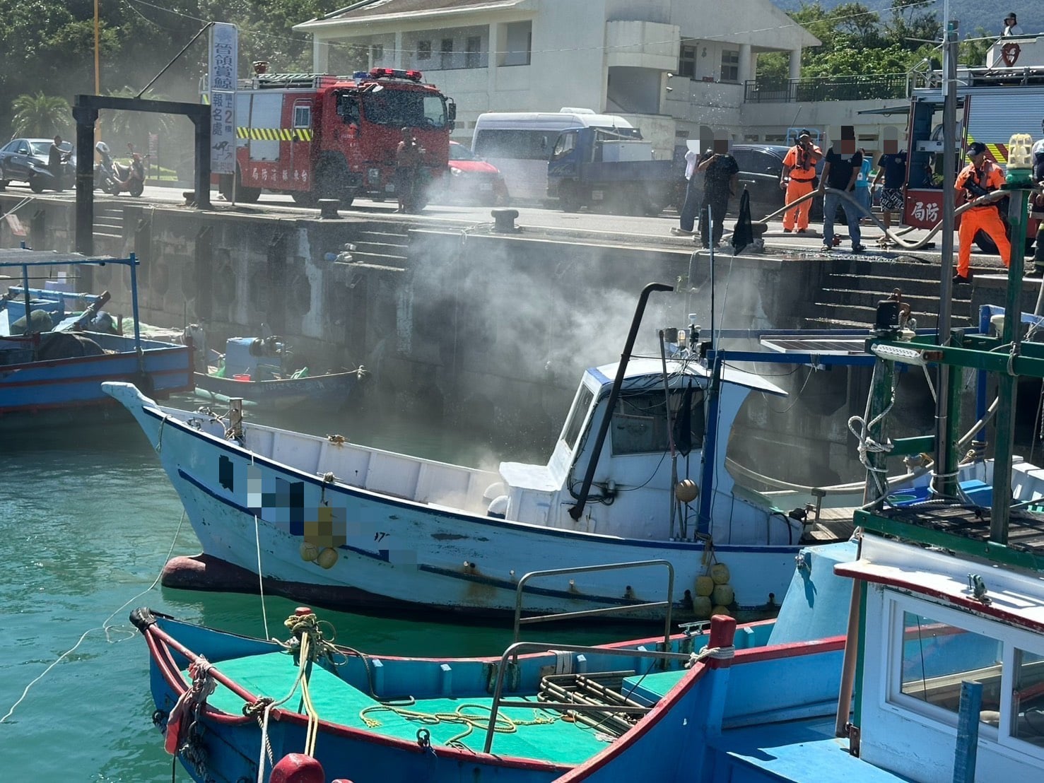 臺東新港漁港漁船冒出黑煙、海巡人員發現馳救