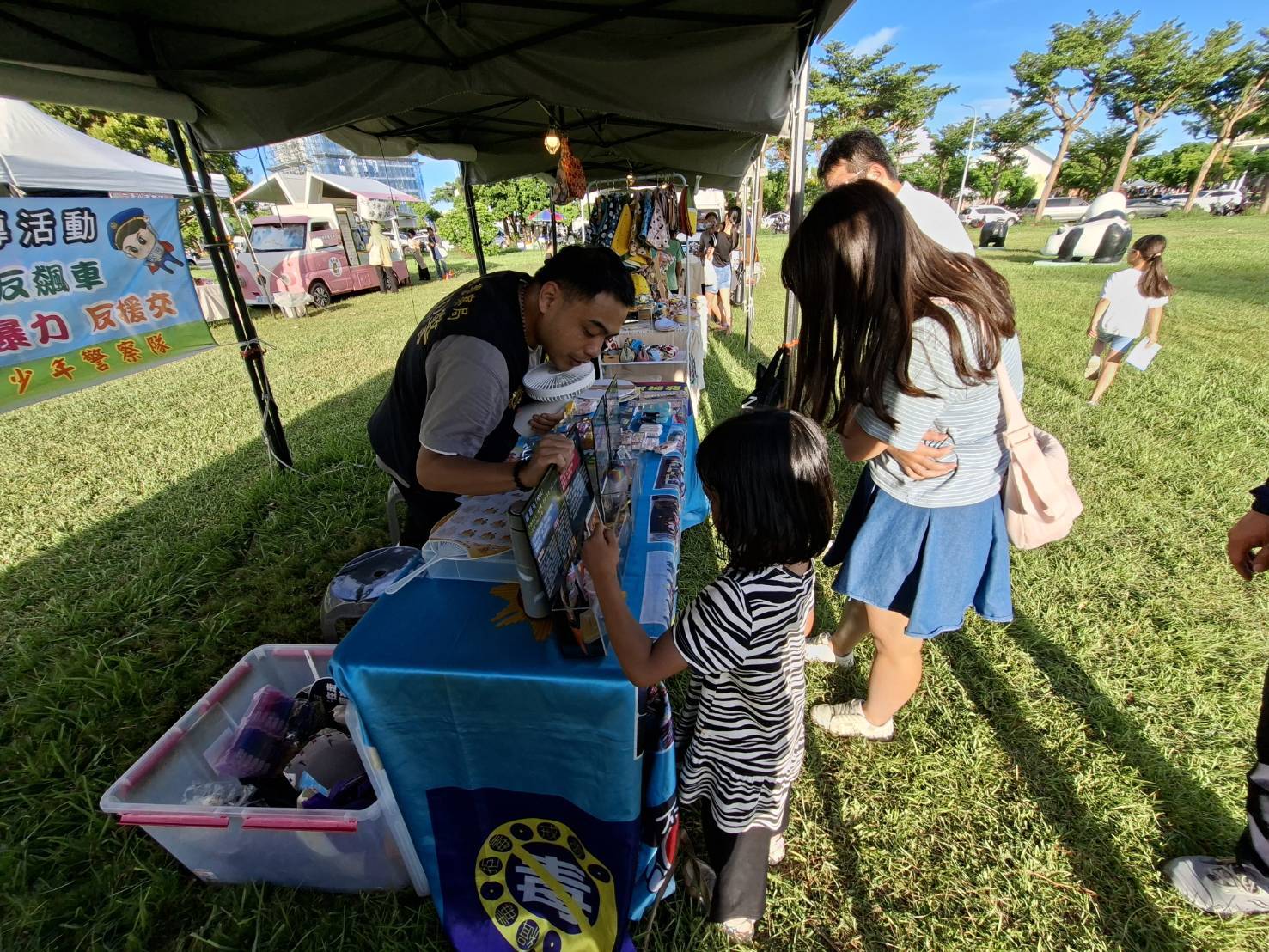 蛋糕公園公益活動宣揚心理衛生，縣警局少年隊設攤宣導來參一角