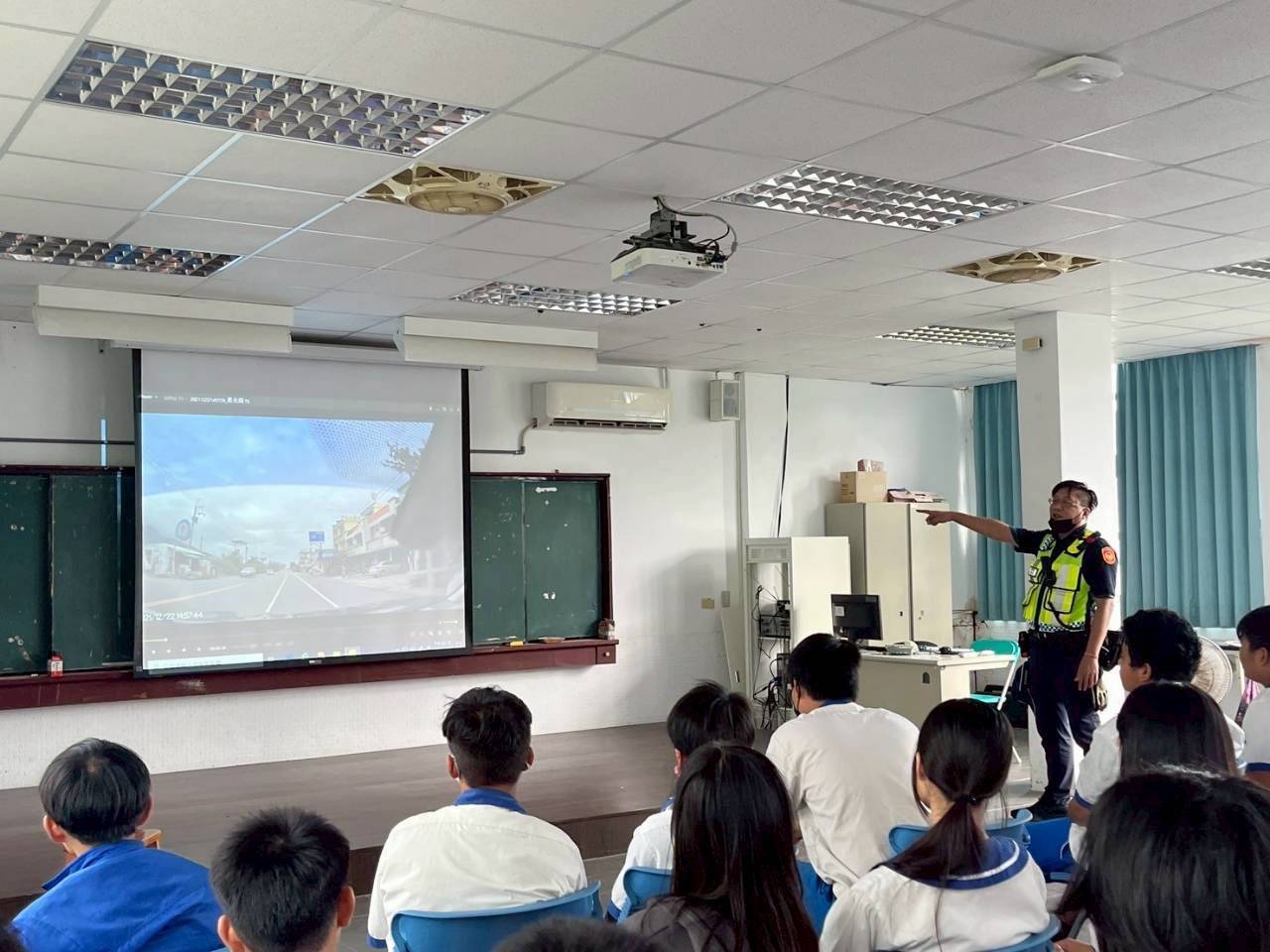 警進校園超接地氣　長濱國中防詐＋交安一次到位