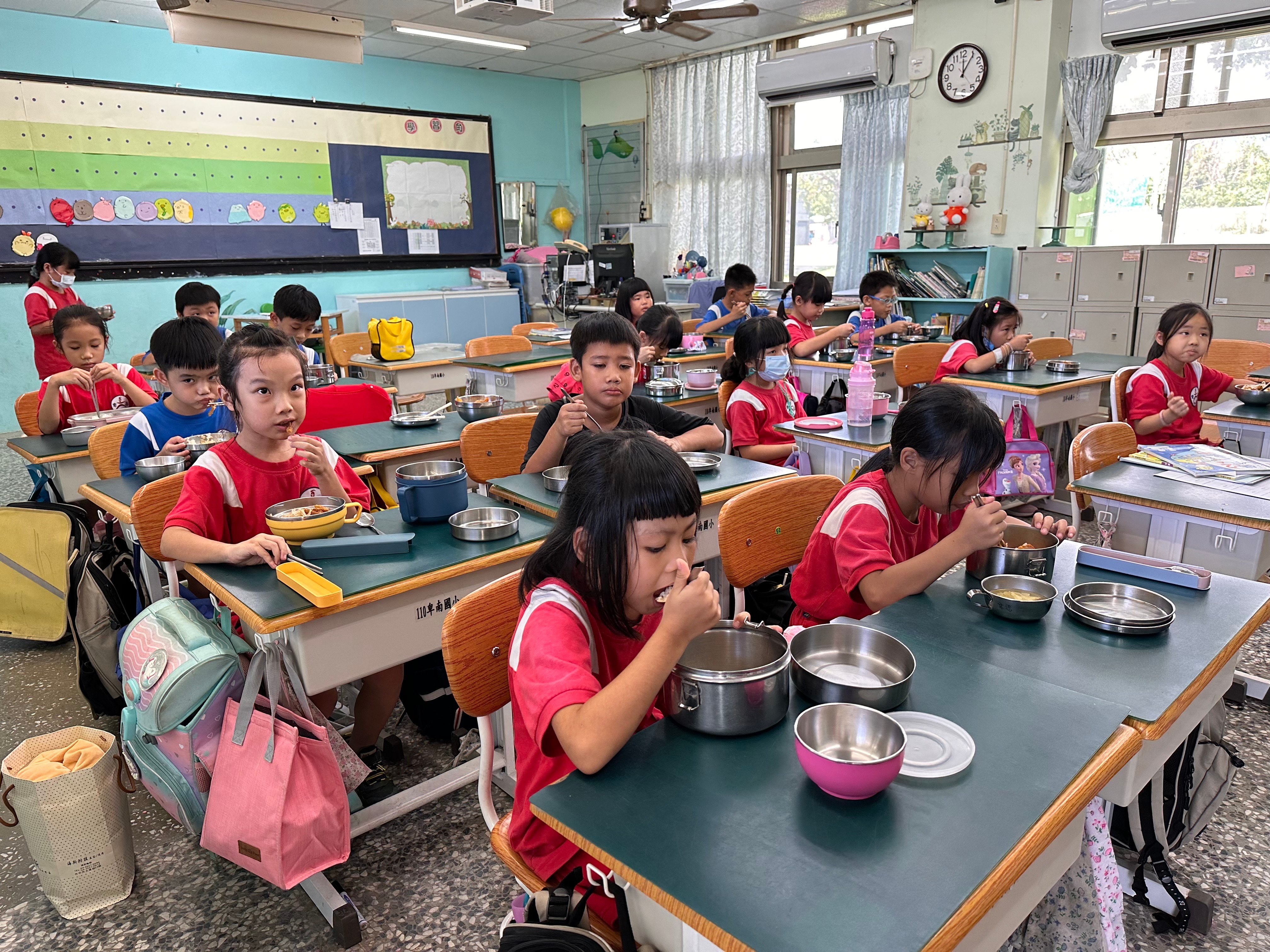 教師節正式宣布兩項重大政策 ! 饒慶鈴: 國中小營養午餐全面免費、明年起禮金加碼至2000元 