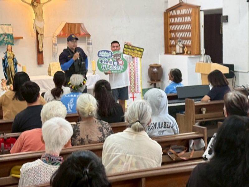 南王警前進天主堂　宣導交通安全與防詐觀念