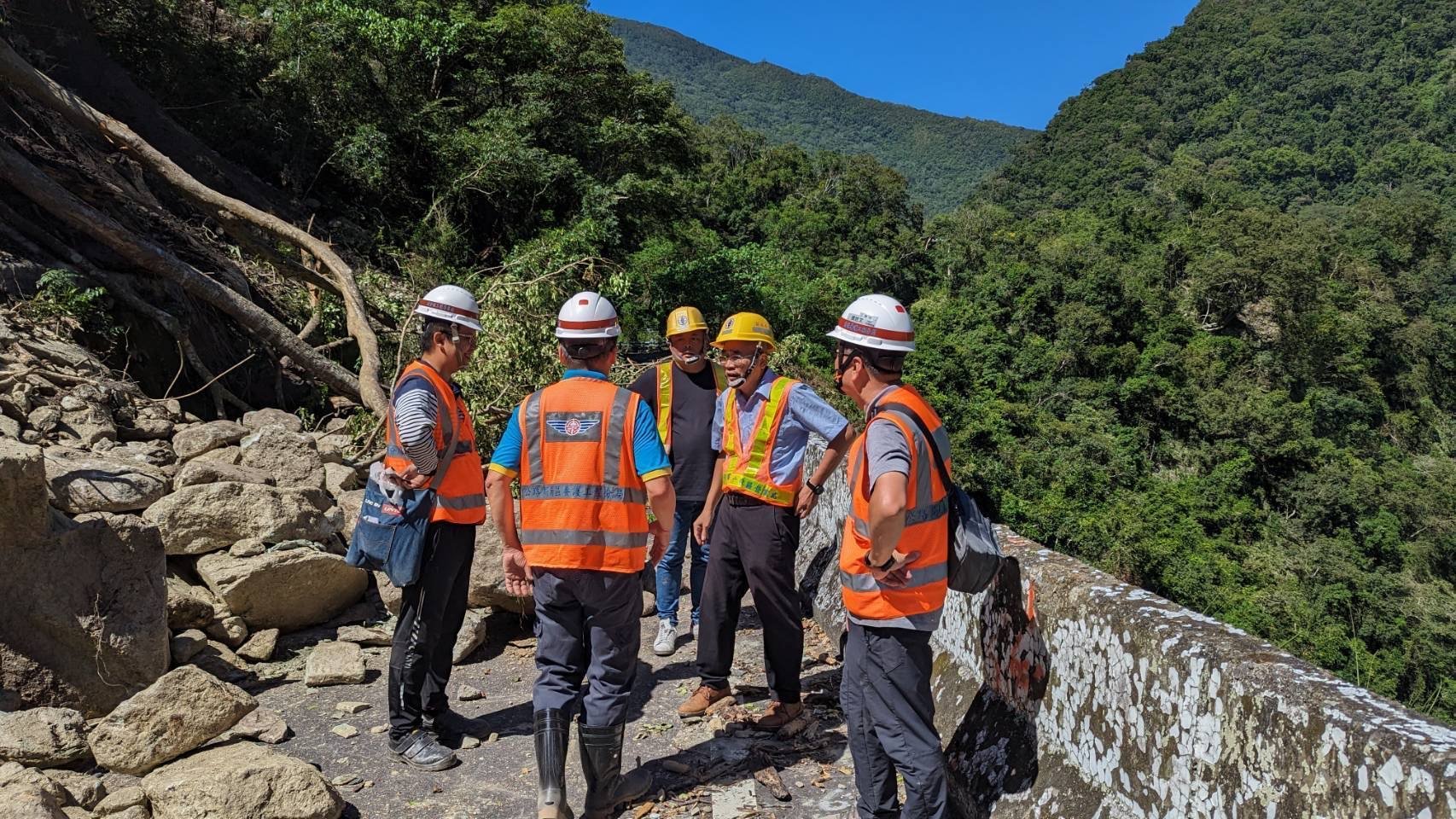 颱風斷路不斷情  台電人徒步守護山村的光明   今日下午3時利稻、霧鹿村已復電