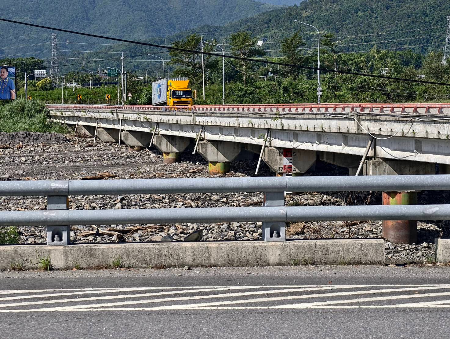 台東太平溪砂石淤積嚴重 橋面恐遇豪雨受威脅