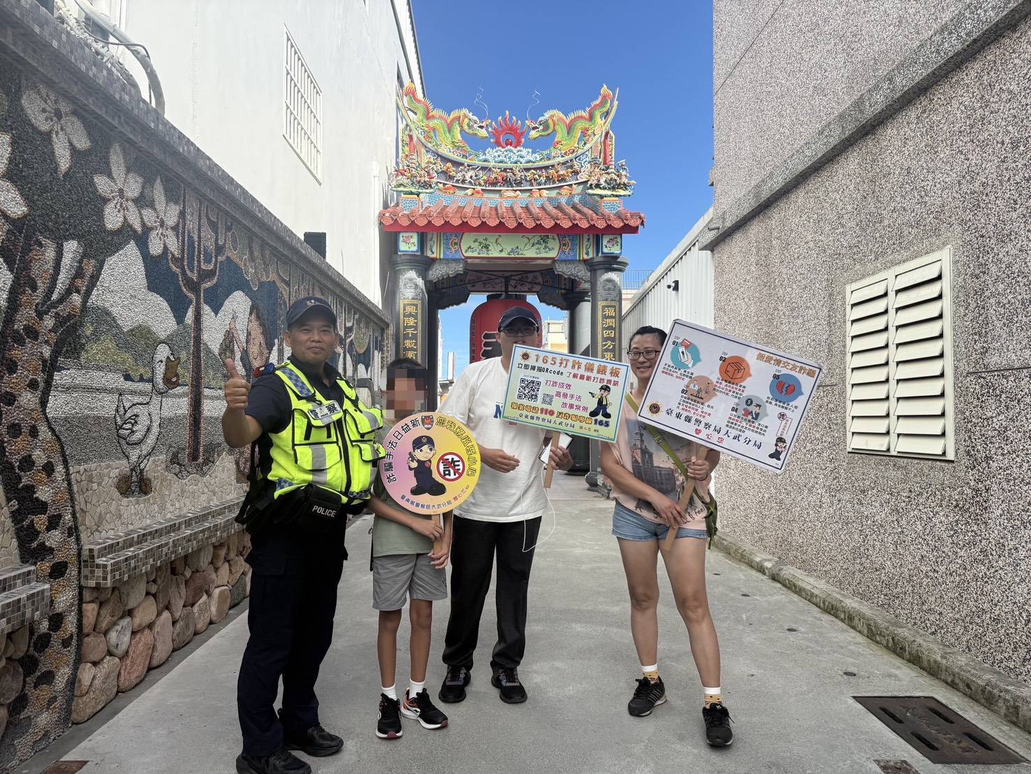 結合市集熱鬧人潮，大武警向遊客反詐宣導