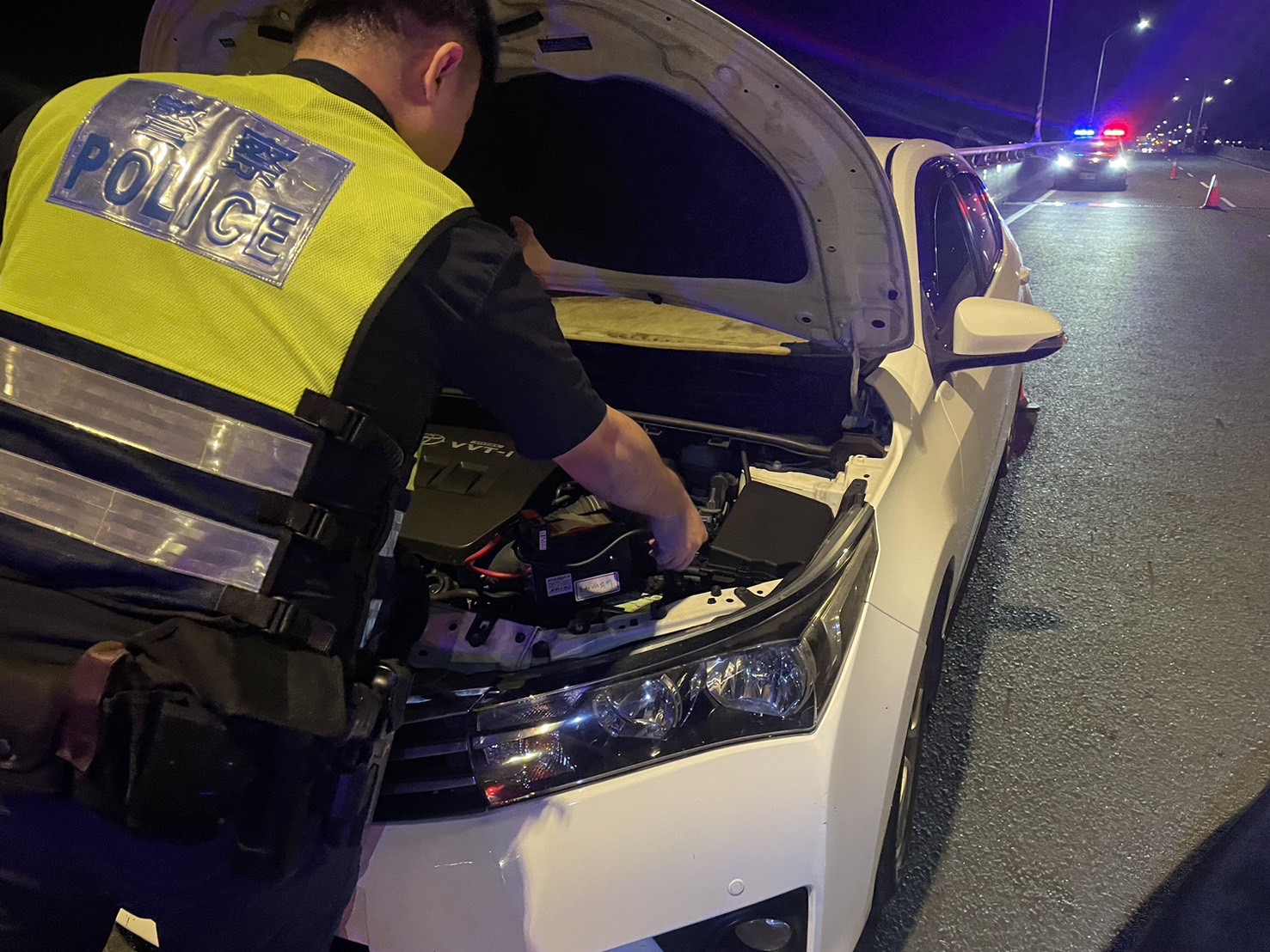 拋錨遇困手足無措　熱心警即刻伸援手