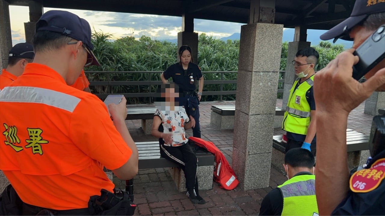 三仙台驚險救援夕陽下最美的英勇:女警飛奔八拱橋,警海協力成功救回迷途老婦