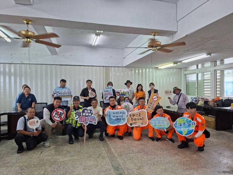 守護海洋也守護安全!綠島警結合環保教育宣導交通