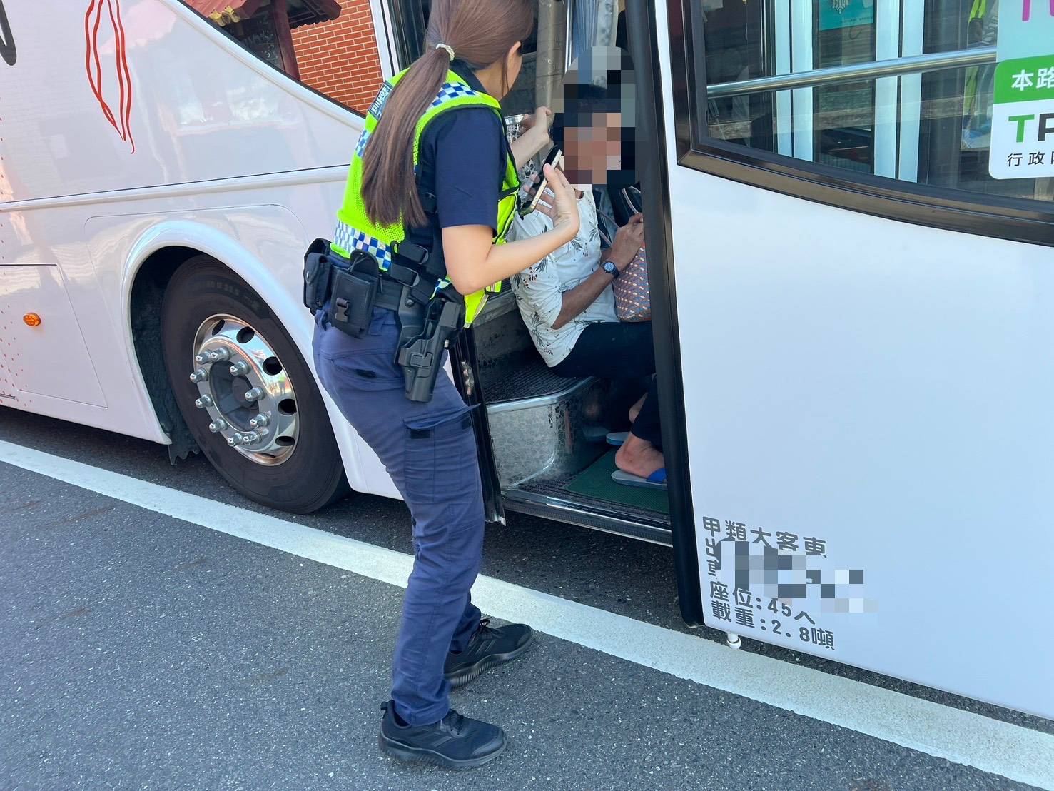 大武警及時伸援手,暖心協助民眾返家