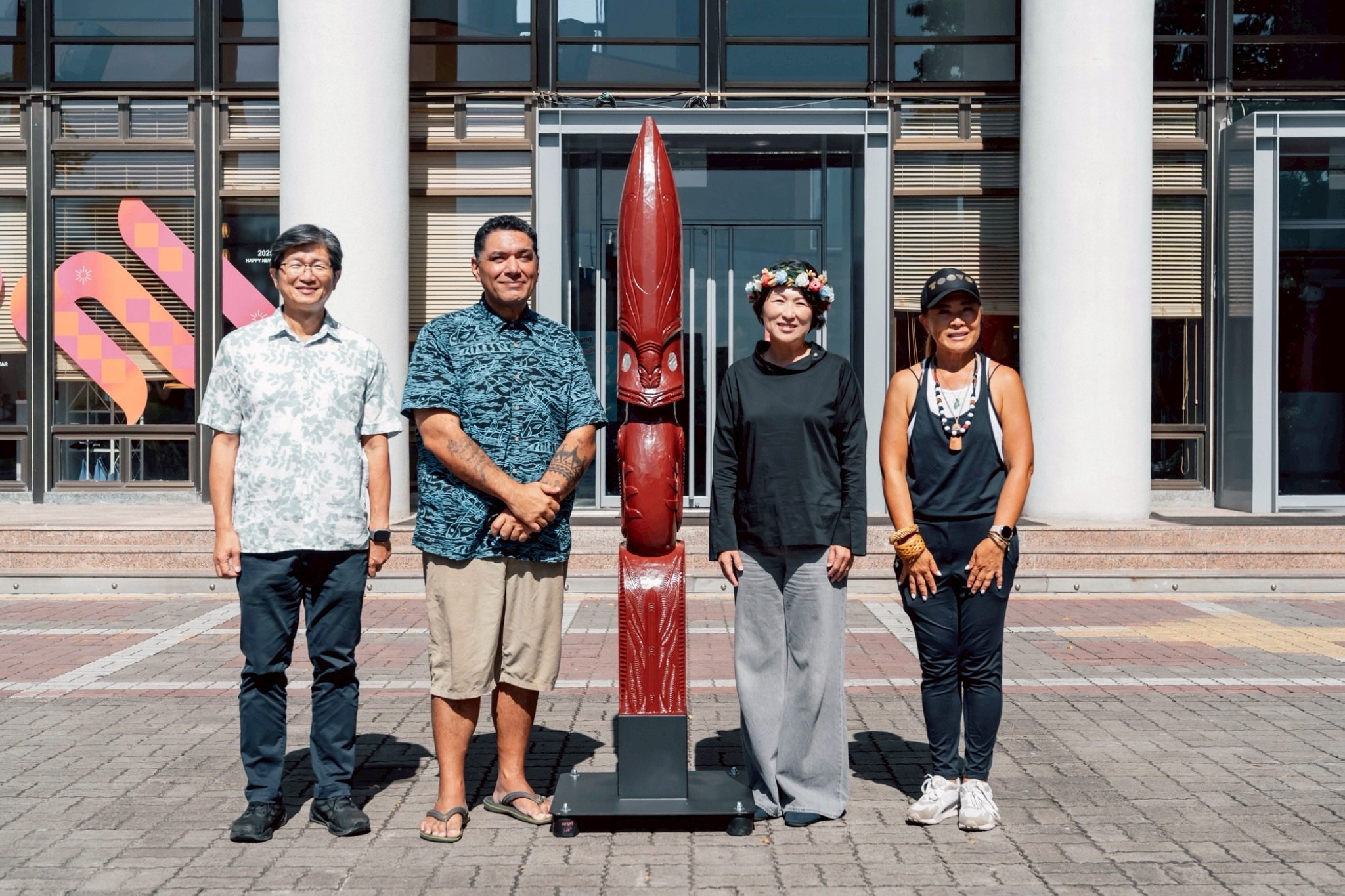 南島支架大洋州航海協會、紐西蘭造舟大師Heemi Eruera 致贈「星空羅盤雕刻柱Pou Haere」