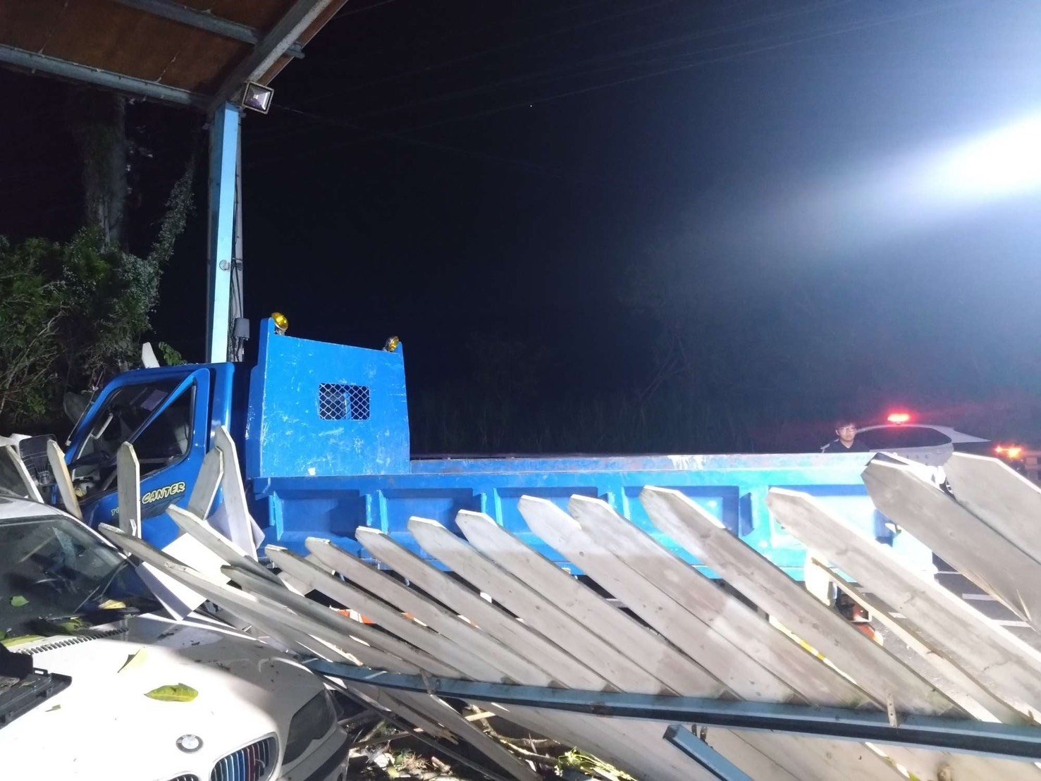 卑南鄉台9線小貨車自撞護欄 駕駛疑疲勞駕駛受傷送醫