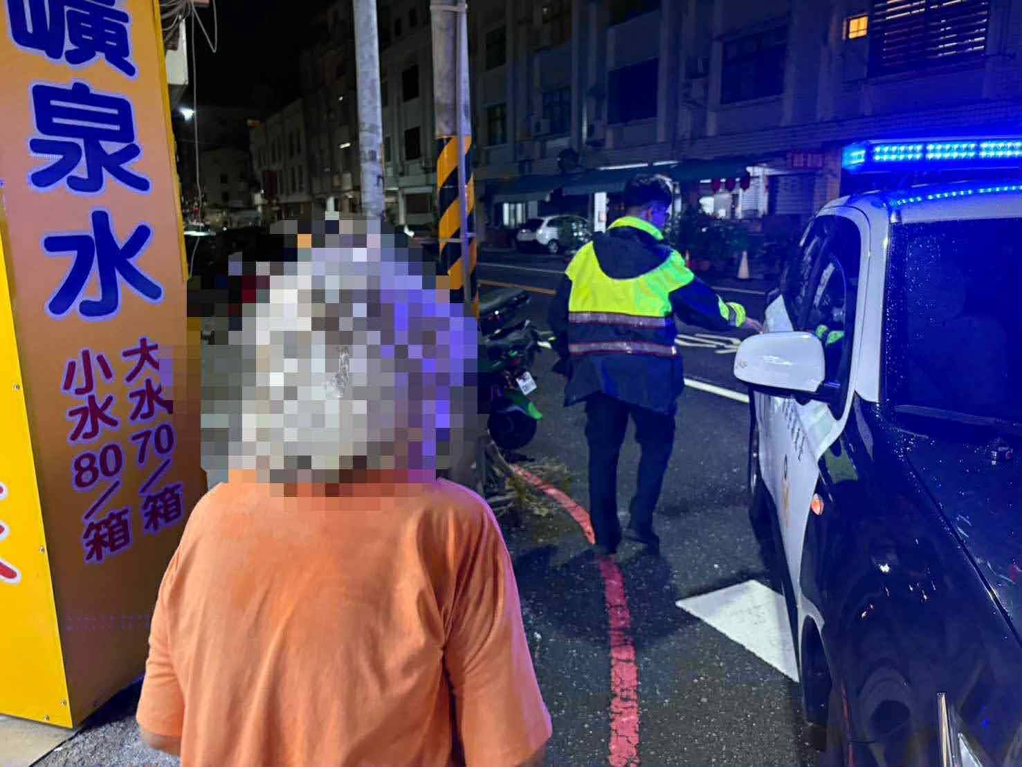 迷途阿嬤深夜街頭徘徊 馬蘭警暖心陪返家