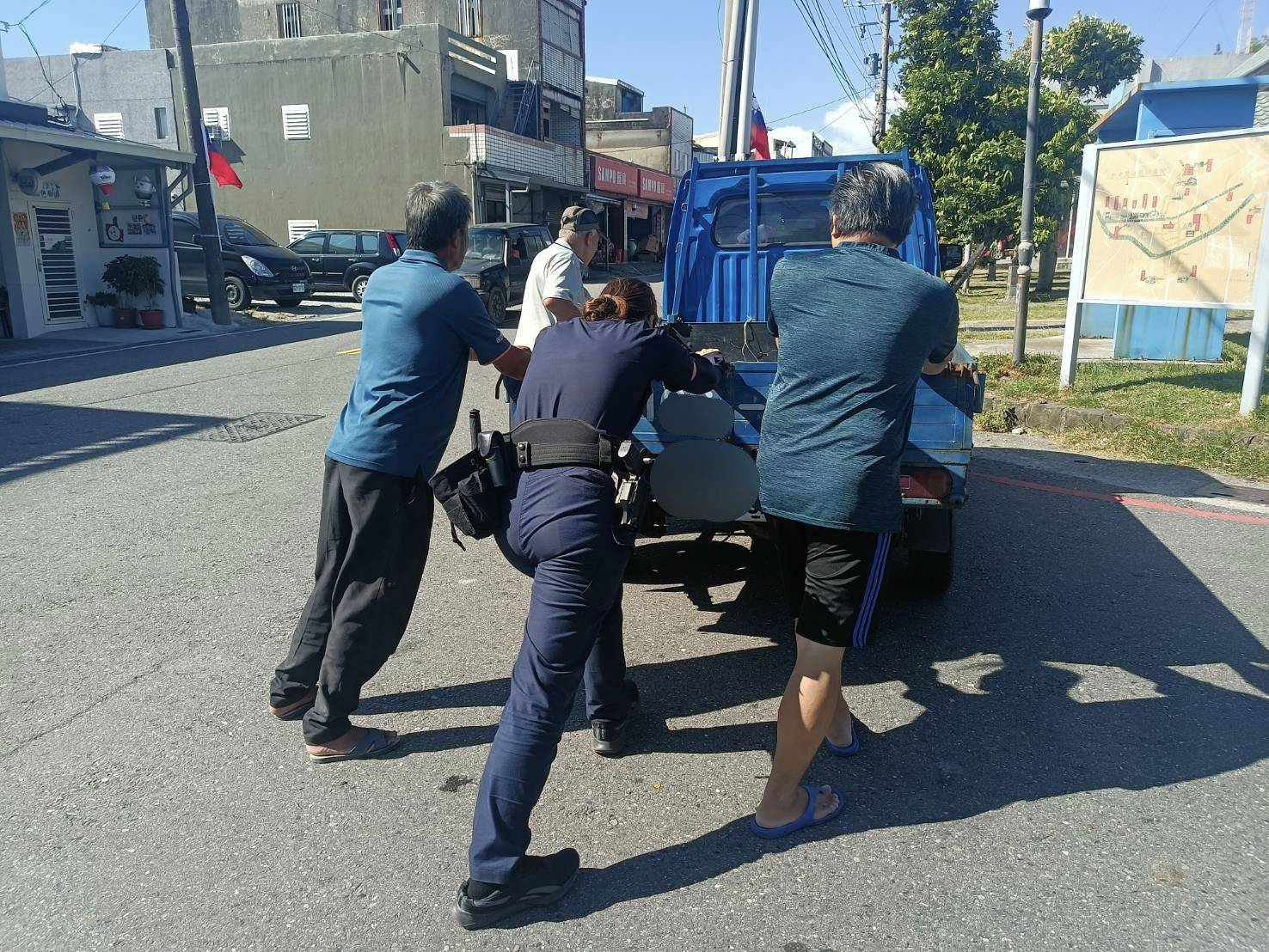 長濱警熱心助民排除車輛拋錨　展現警察親民形象