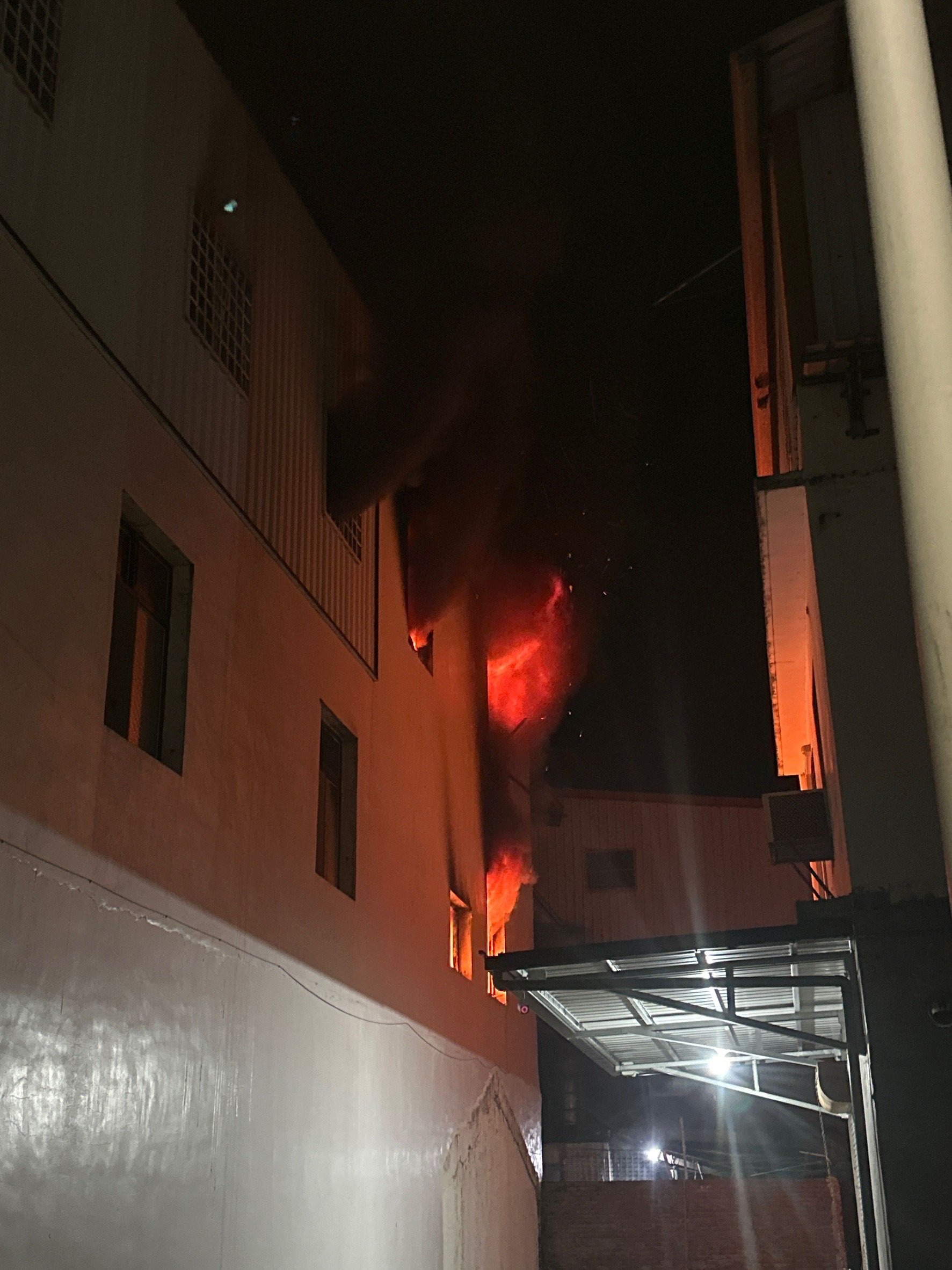 鹿野鄉三層樓民宅火警　消防迅速撲滅幸無人員受困