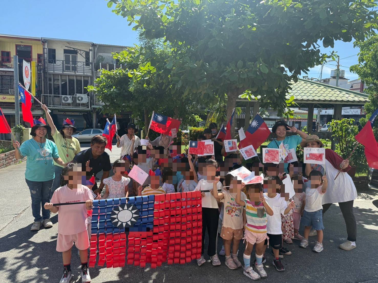 幼兒園小寶貝遊街參訪,化身小小波麗士