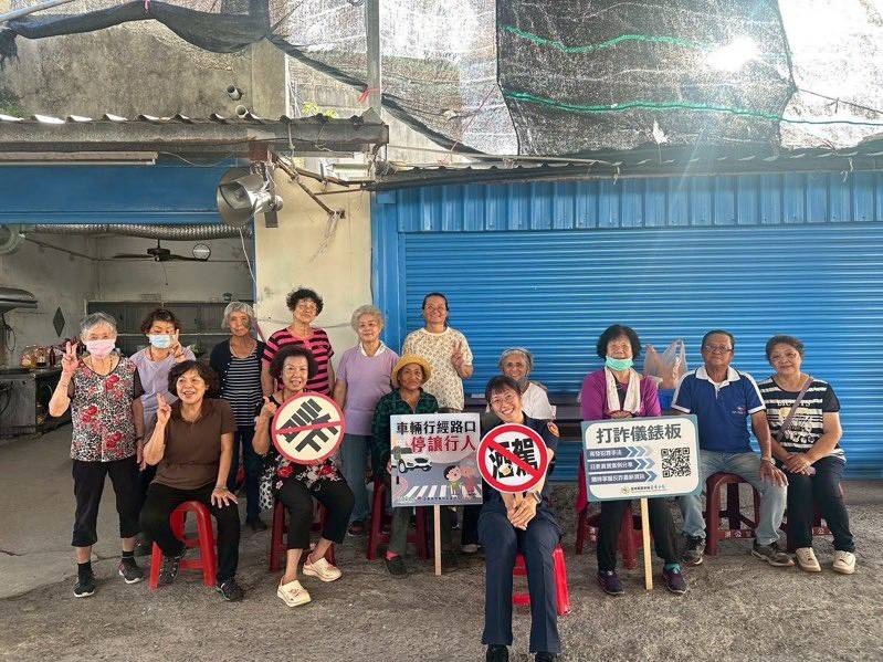 安全帽扣好! 寶桑警宣導強化民眾安全知識