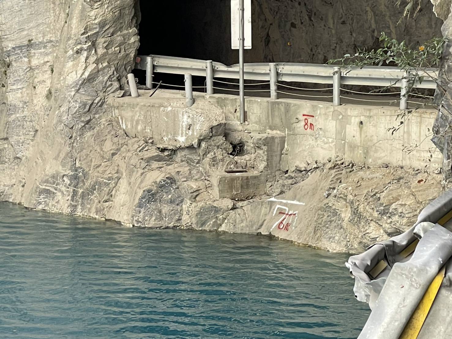 快訊/ 立霧溪燕子堰塞湖恐將潰決 ! 今下午3時水位距離路面僅剩2米左右