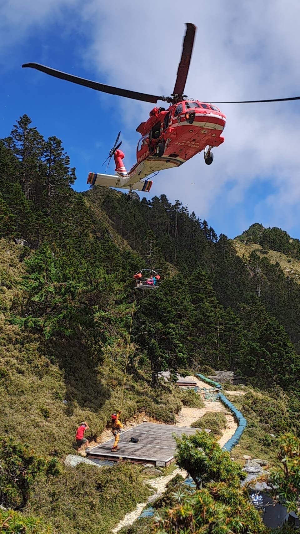 登嘉明湖女山友疑似高山症 直升機緊急吊掛送醫保命