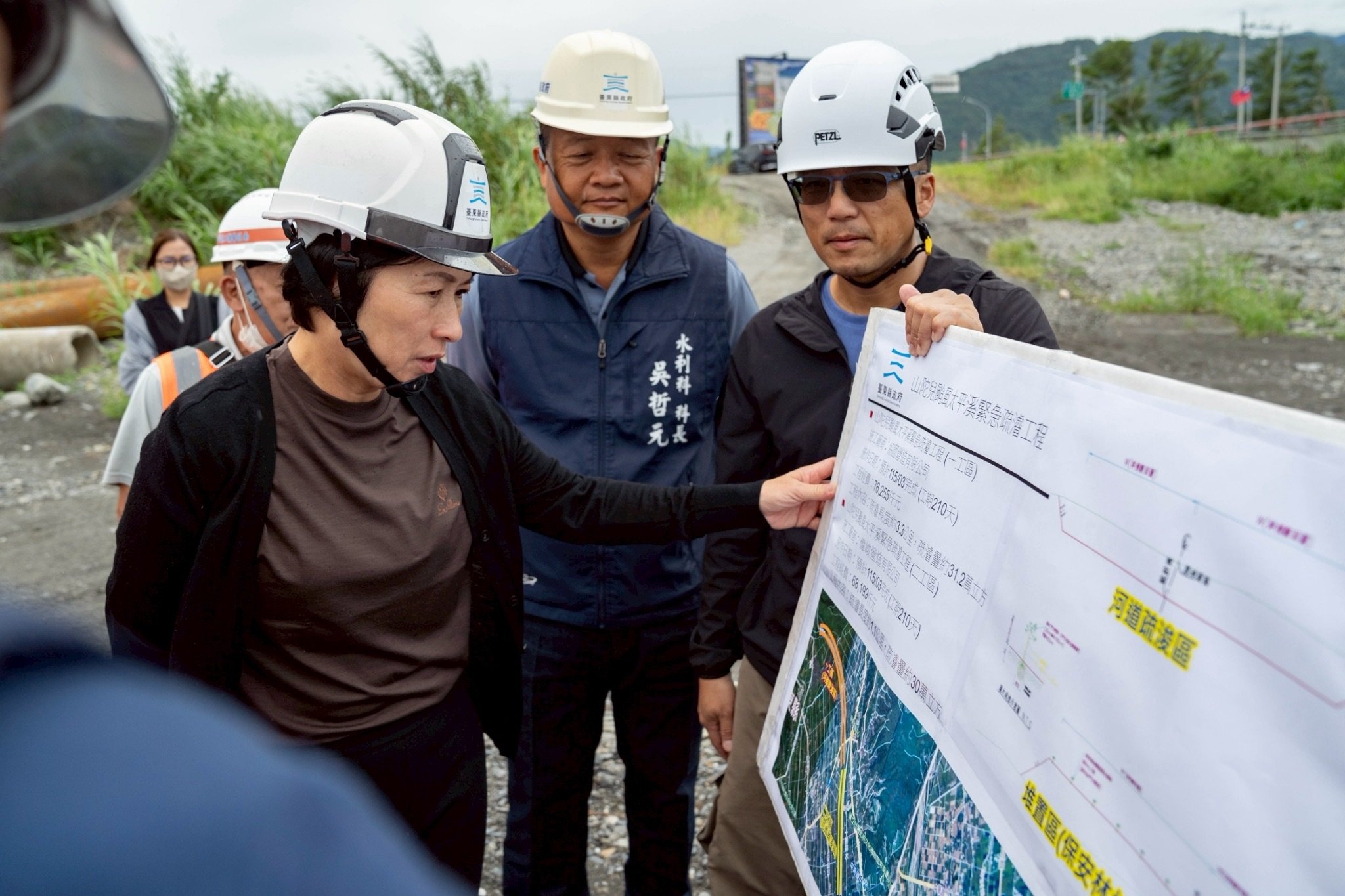饒慶鈴今視察「太平溪太平橋」河段緊急疏濬 「太麻里溪、金崙溪」預計11月啟動