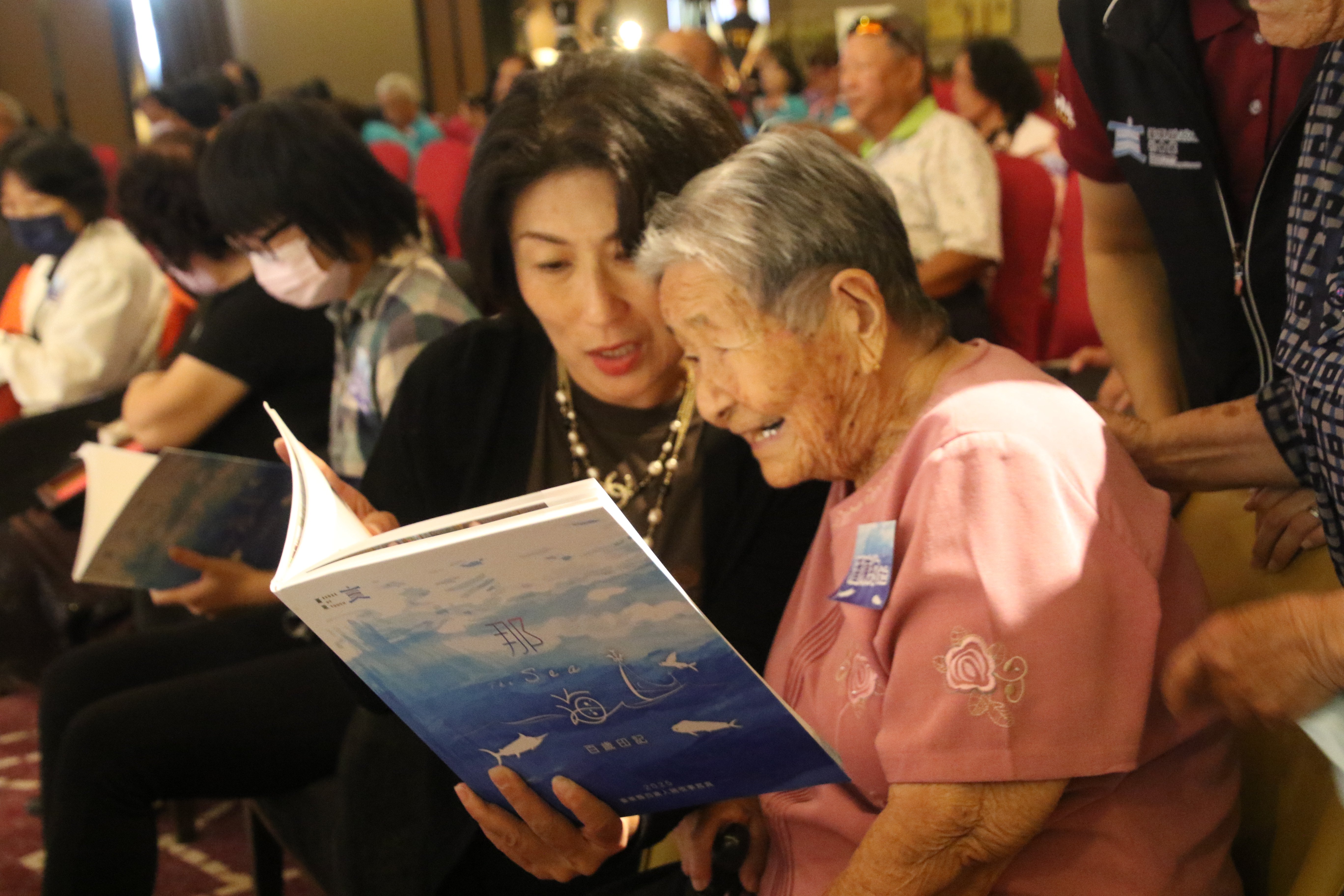 《2025臺東縣百歲人瑞故事寫真書》新書發表 饒慶鈴開箱跨越世代的堅韌與智慧