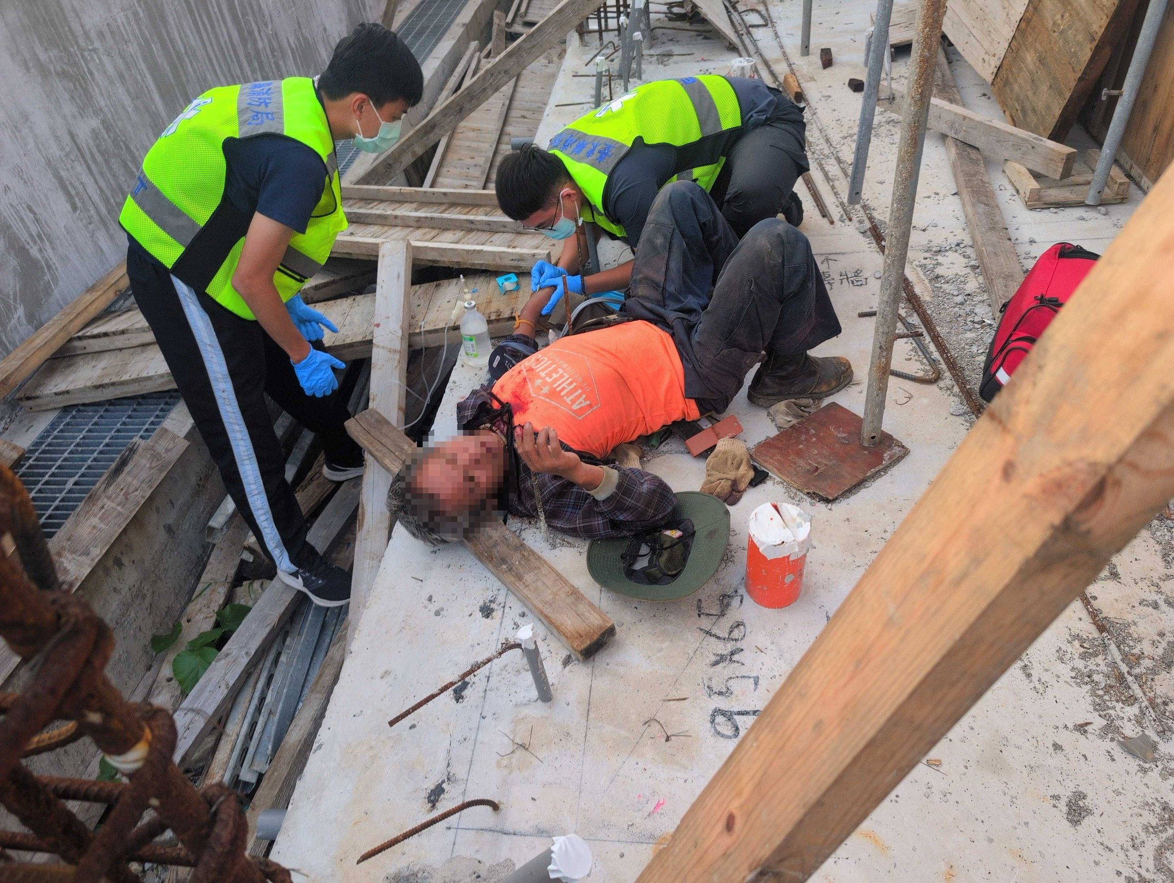 蘭嶼工地驚傳工人遭鋼筋穿刺 消防緊急剪斷鋼筋送醫搶救