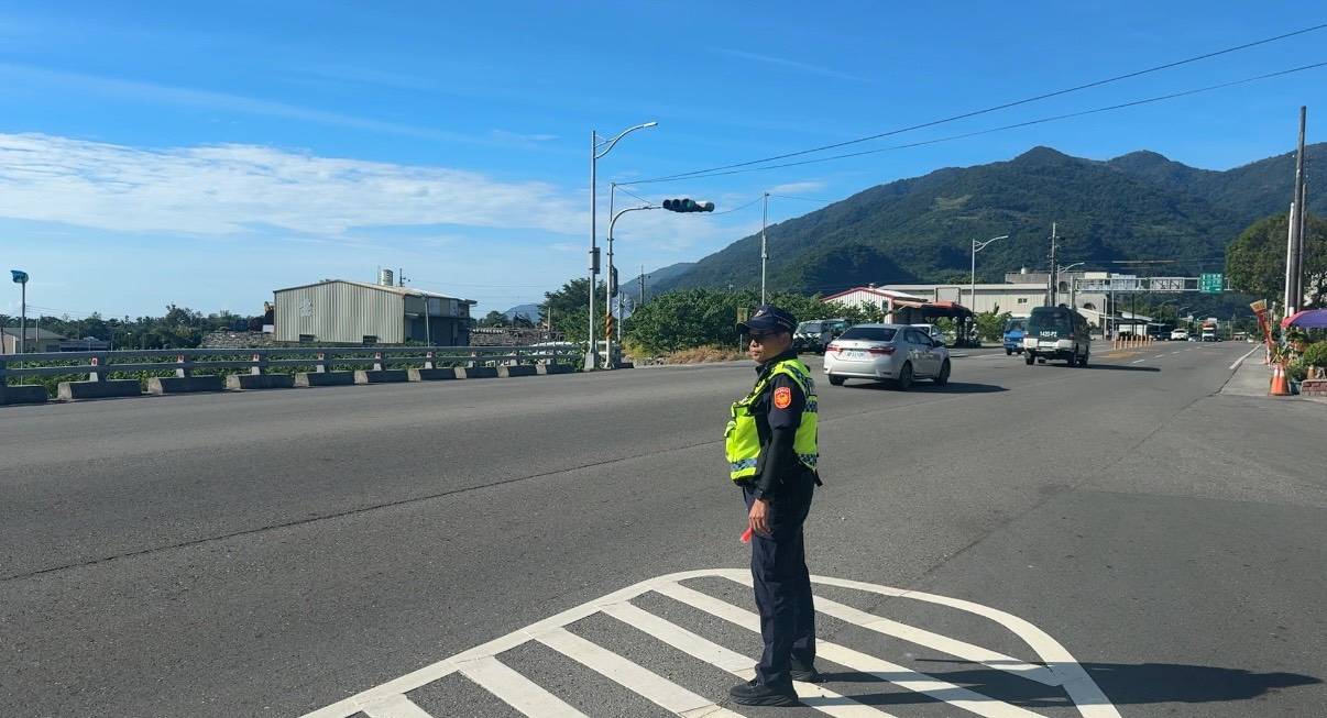 迎接光復節連假,大武警分局加強台9線交通疏導,確保行車安全順暢